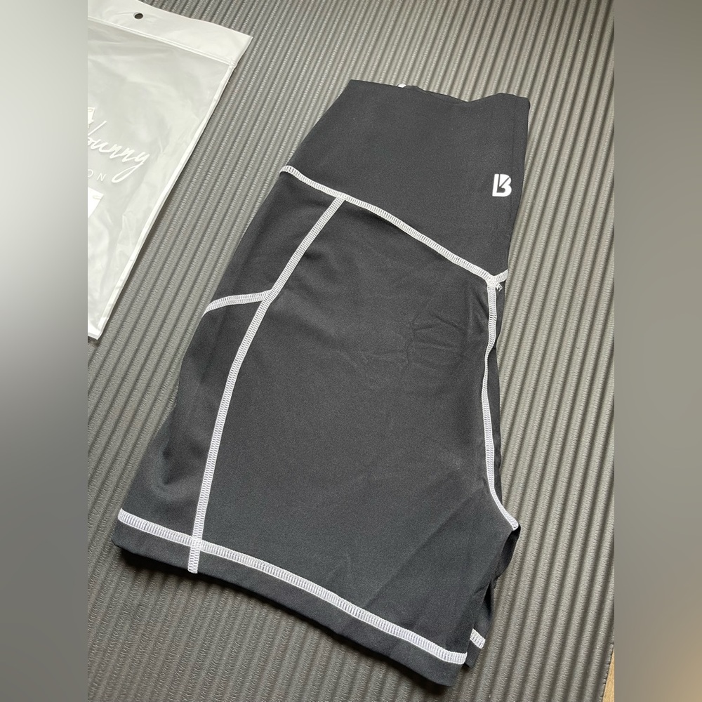 Buffbunny Wave Short Onyx Black and White Women’s Medium NWT - Picture 4 of 6